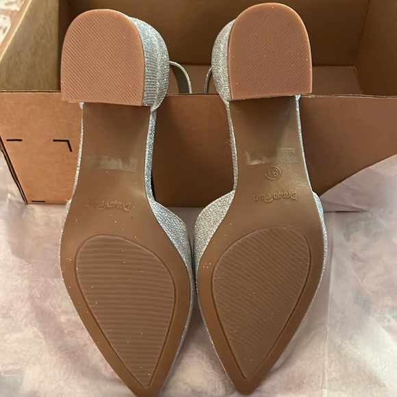 Silver shimmery chunk heel pointed toe dress shoes. Size 8.5 - Picture 3 of 3